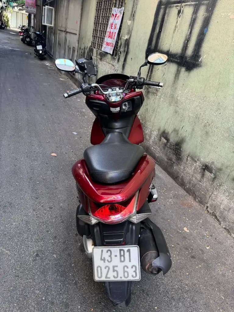 Срочно продаю Honda PCX 125 2012 года. Через 2 недели уезжаю из Вьетнама, поэтому продаю байк.