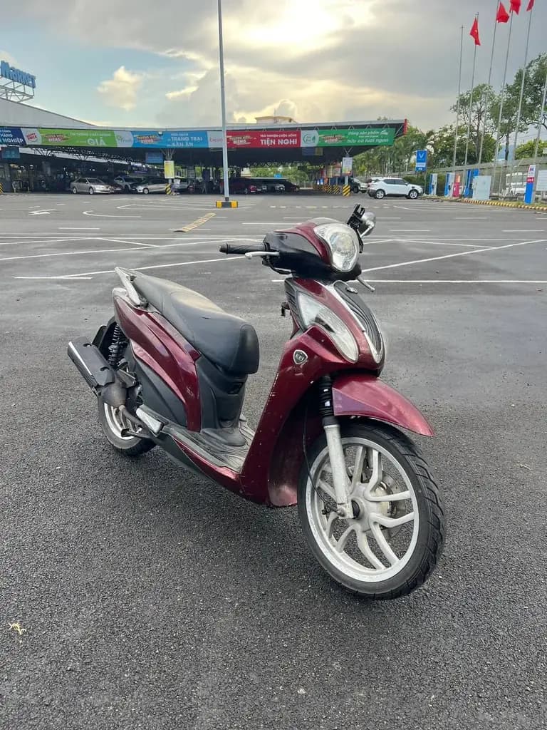 Продам мопед Kymco people 2013 года. Хорошие тормоза, спидометр и весь свет работает. Недавно замен…