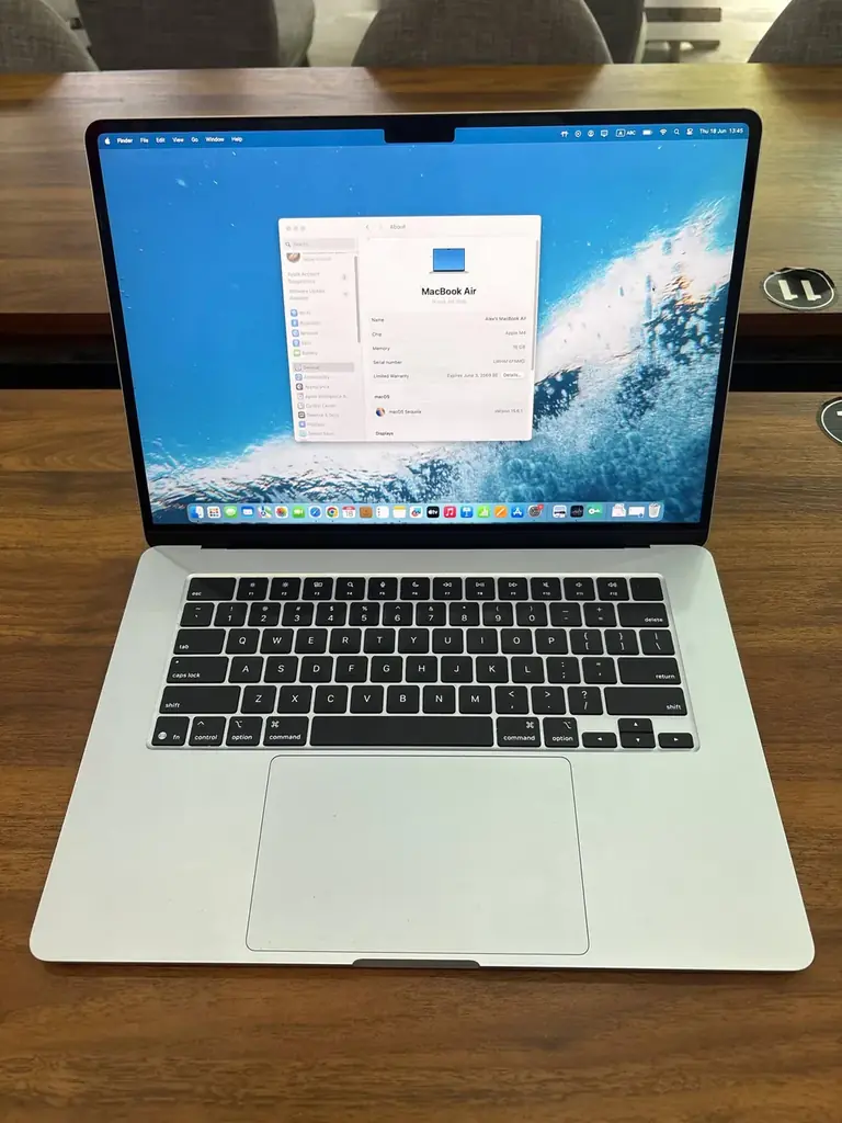 Продаю MacBook Air 15” с памятью 16GB RAM и SSD 256GB.