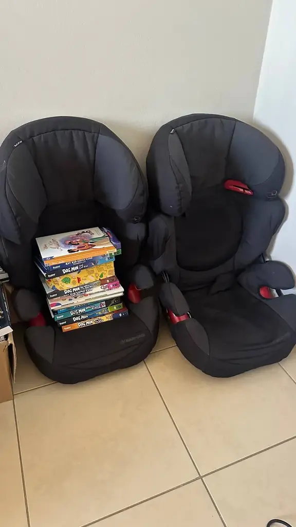 Car seats (perfect conditions) 50AED each.. calls only 0564200773, JBR