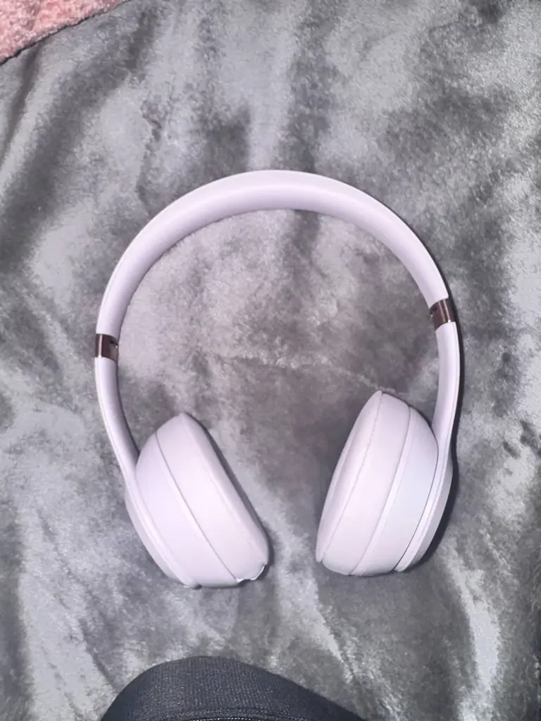 beats solo 4 pink blush color 250 aed. ни разу не использовались, продаю все что на фото
