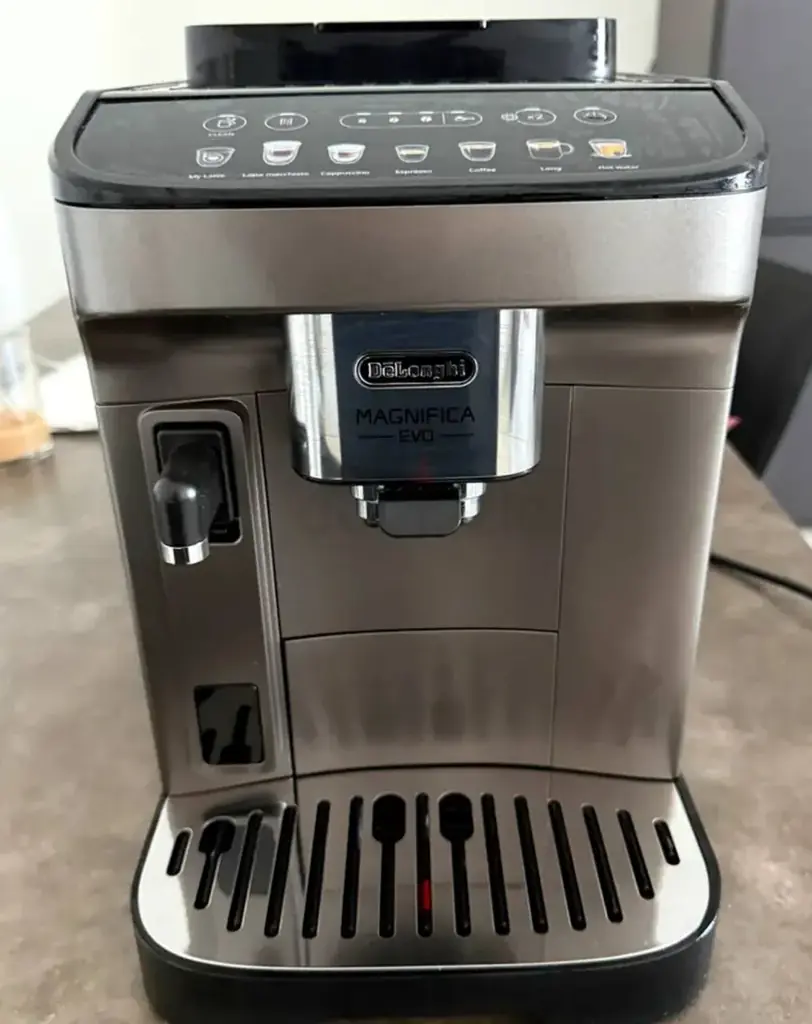 Подаю кофе машинку DeLonghi Magnifica Evo.Идеальное состояние, пользовалась мало. Все чистки и обсл…