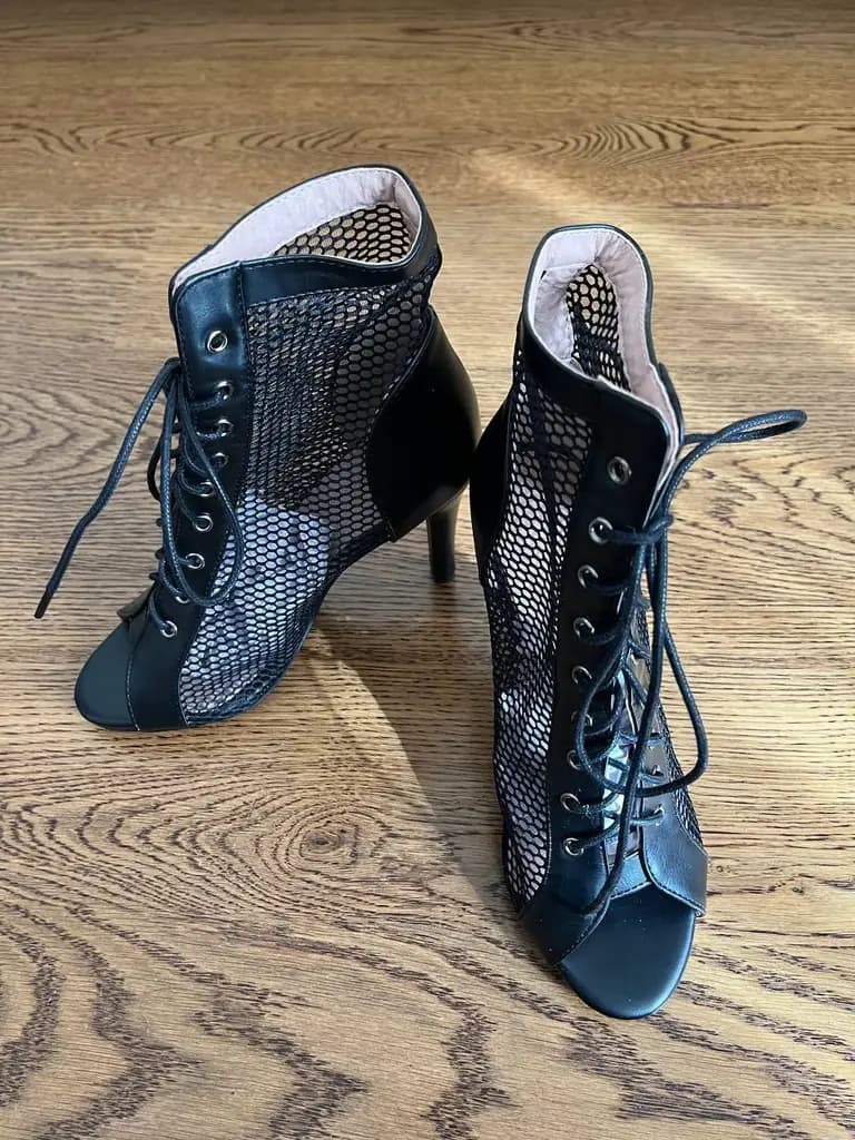 Продаю туфли для high heels, размер 37. Совершенно новые. Тиват. 18 евро