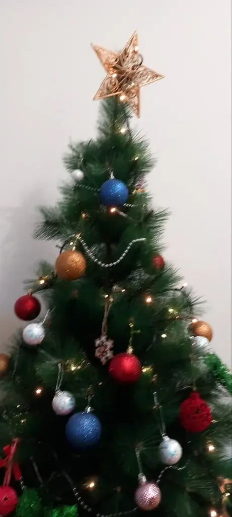 Елка новогодняя пышная с игрушками, в отличном состоянии. Высота 1,4 метра. 5€ Будва.