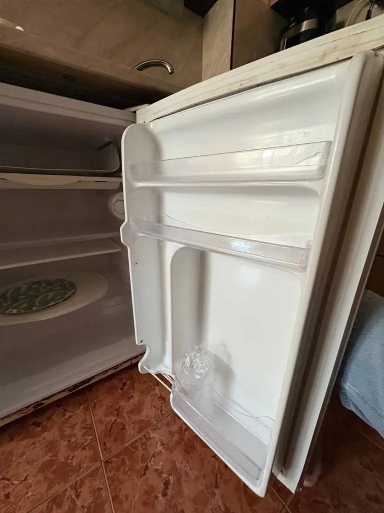 Продам маленький холодильник. Працює. Сонячний берег. 20 евро