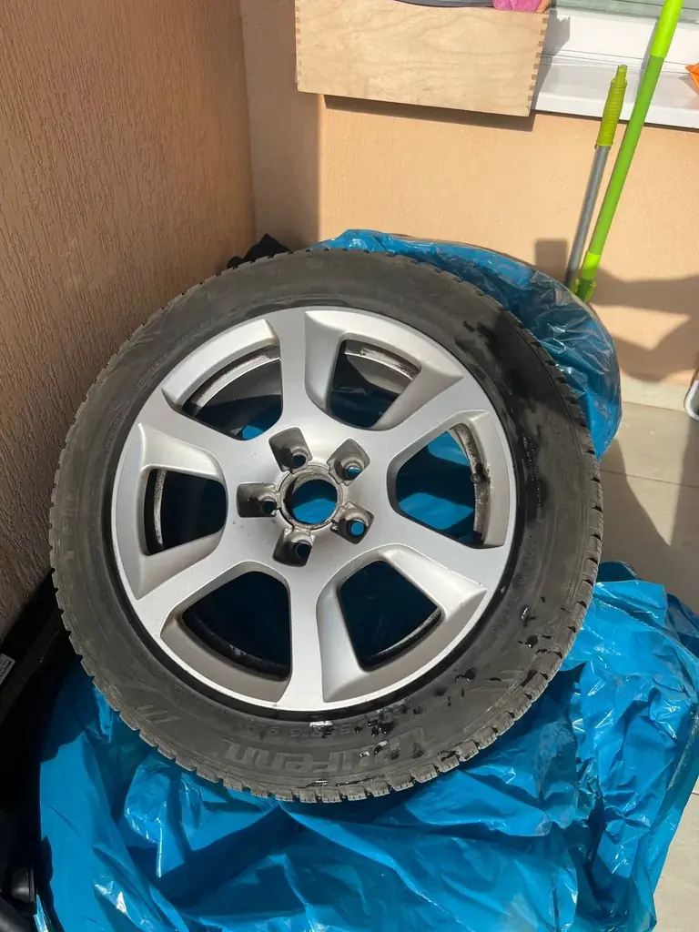 Продам комплект оригинальных дисков Audi с зимней резиной.