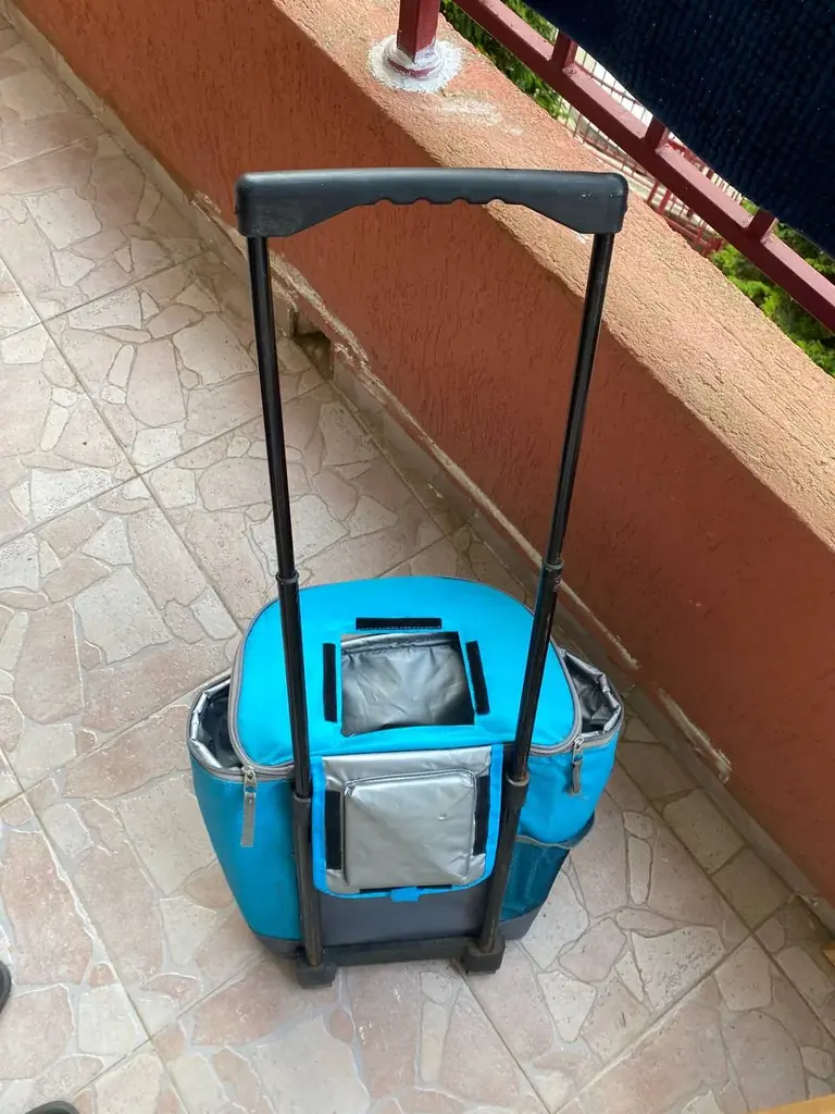 продам небольшую термо сумку на калесах бу 7€