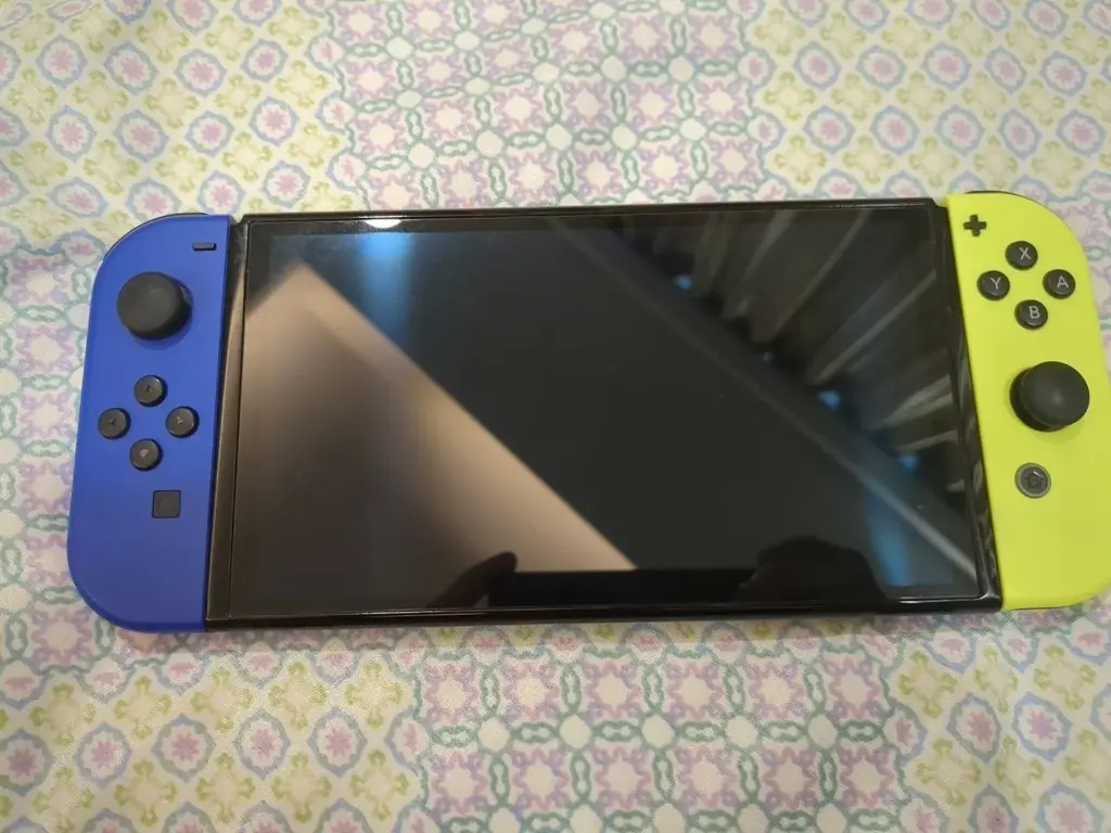 Продам Nintendo Switch Oled в хорошем состоянии , есть микро царапины но они не мешают и их не видн…