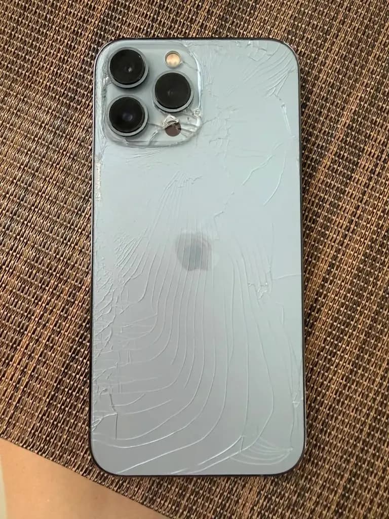 Продаю Iphone 13 pro max 128 гб, все работает, задняя панель разбита