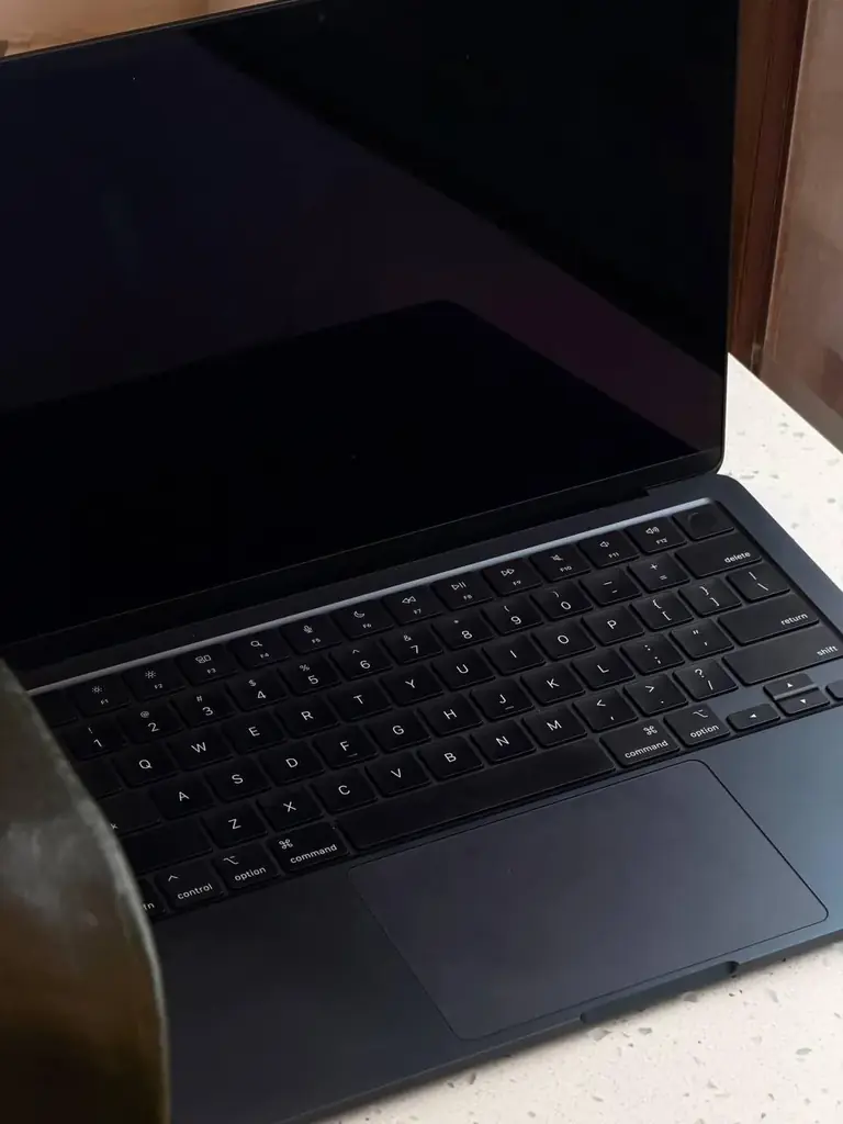 Продам свой MacBook Air 13.6" M4 (2025)