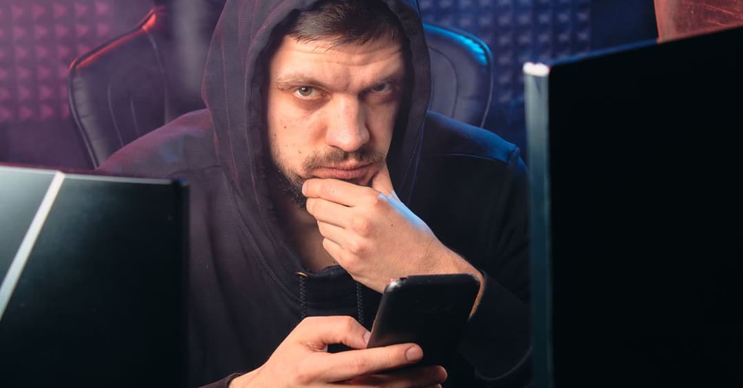 Смартфон и предупреждение о мошенничестве при покупке с рук