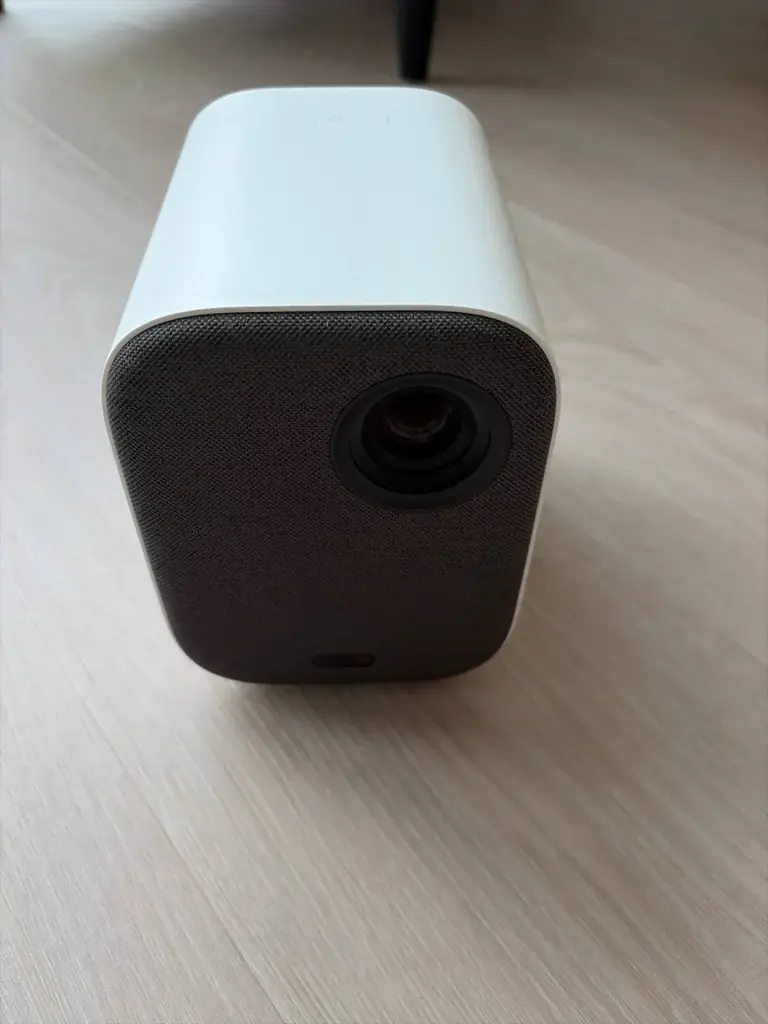 Xiaomi Mi Smart Compact Projector Full HD, хорошее состояние, небольшие потертости но линза в поряд…