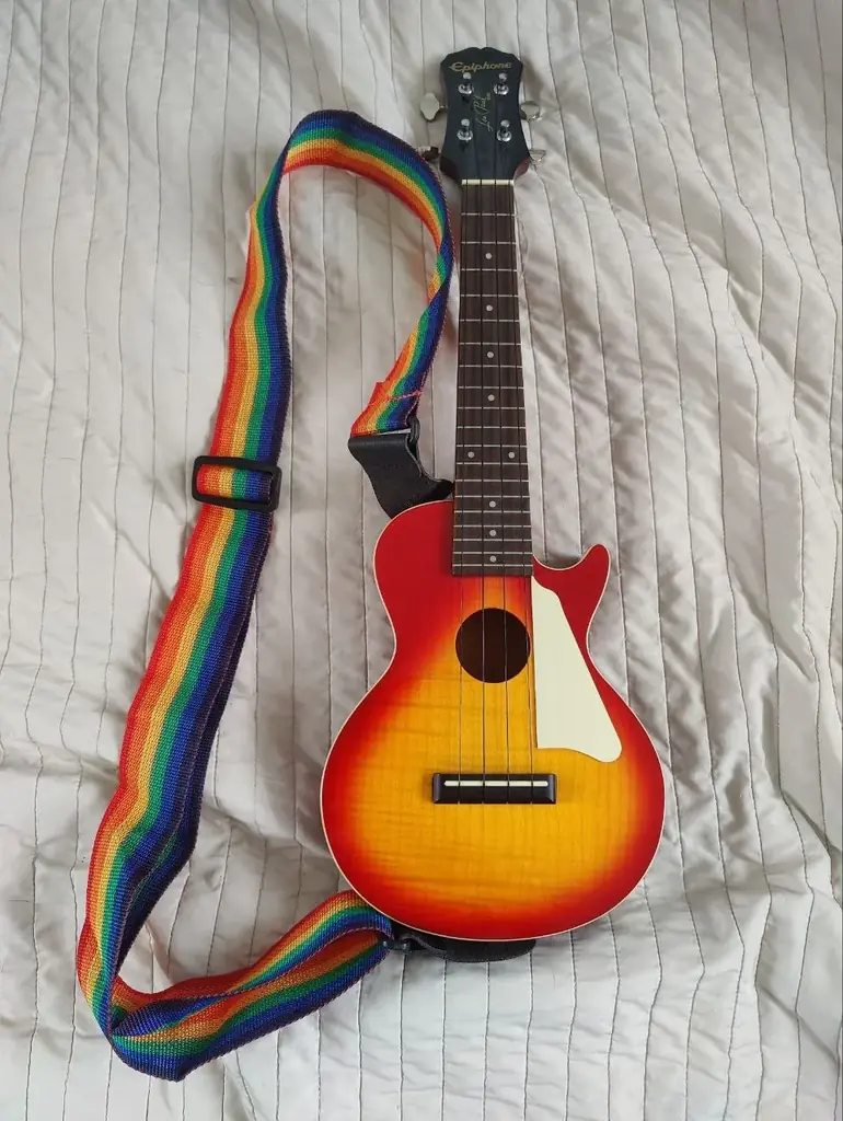 Продам (увы!) укулеле Epiphone Les Paul. С пьезо-датчиком. Практически новая. Инструмент очень нрав…
