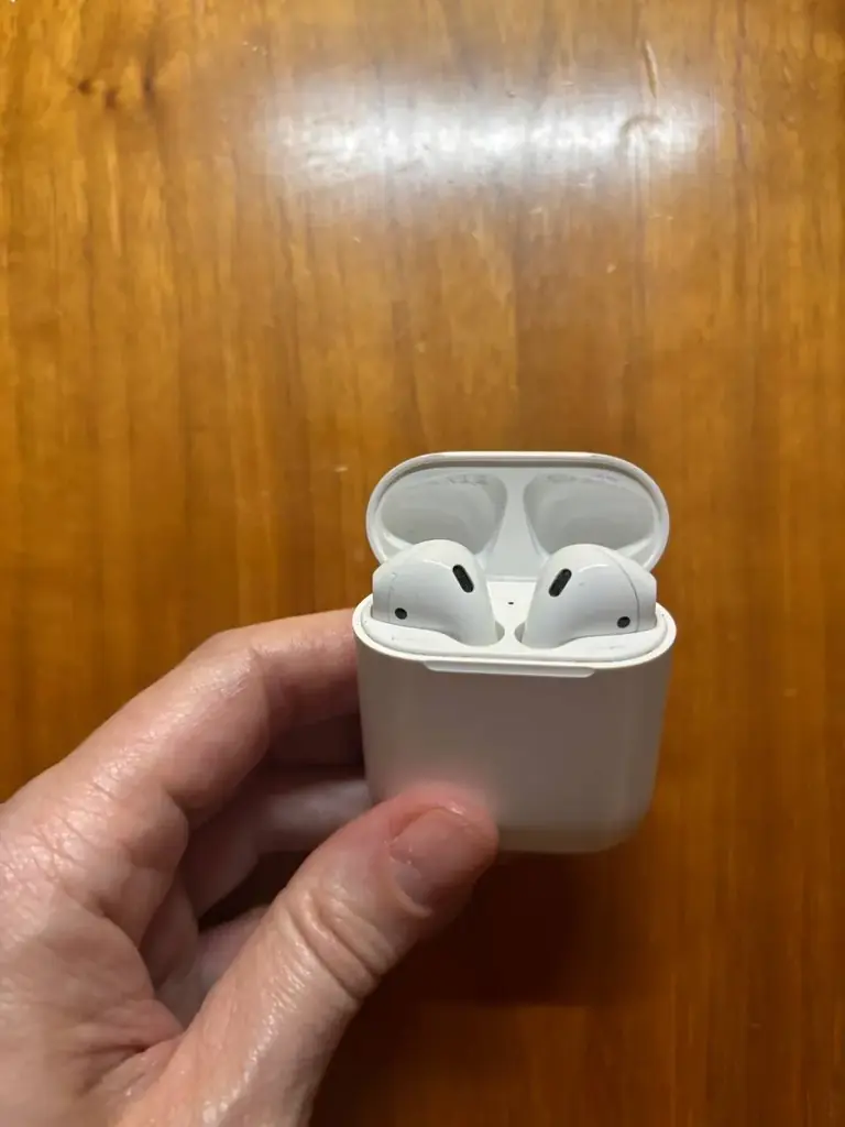 Продам оригинальные Apple AirPods 2-го поколения.