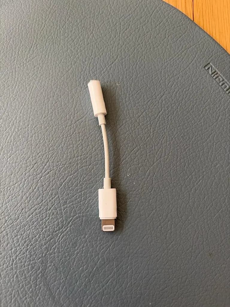 Продам разные аудио адаптеры для старых iPhone Lightning (dongles). Все рабочее и звук хороший.