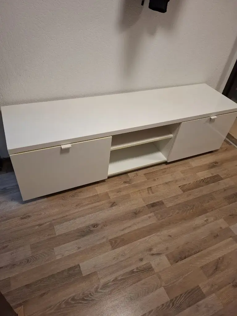Бесплатно. Комод/тумба под тв. В нормальном состоянии. Размеры 160×45×40. Самовывоз. Лейден