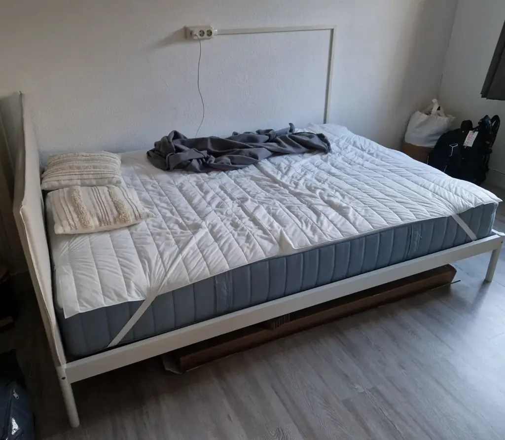 Кровать (30 евро) и матрас (90 евро) IKEA, 140 × 200 см. В идеальном состоянии, использовались мень…