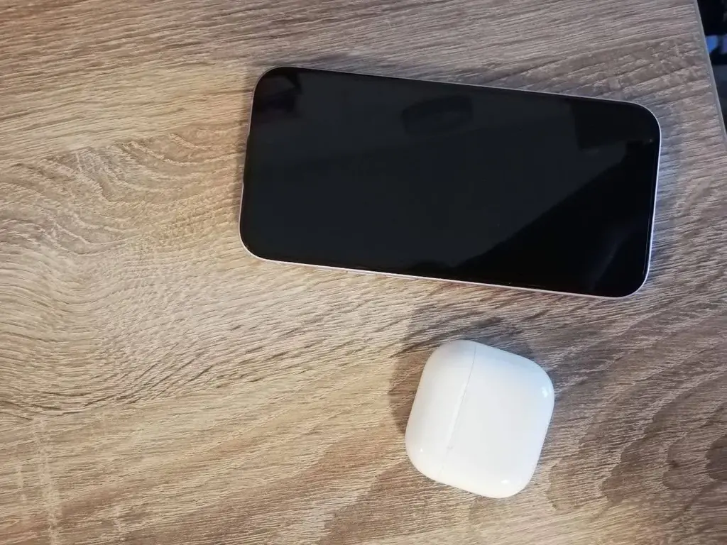 Продам iPhone 15 128 гб + AirPods 4 350 euro . Могу отправить почтой или самовывоз oude Pekela