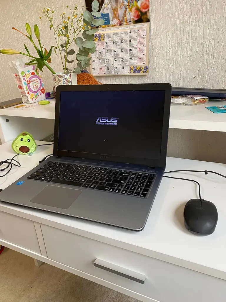 Ноутбук ASUS R540l SonicMaster 2016 год. Выглядит неплохо, без сколов и вмятин. Есть царапины. Все …