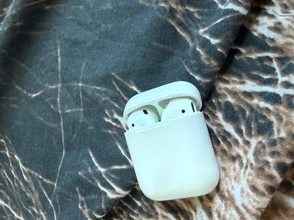 • Apple AirPods 2 •