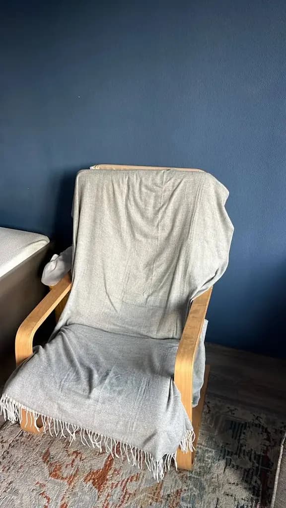 Кресло IKEA POÄNG. Без подставки для ног, отдам вместе с пледом. Есть небольшие потертости.