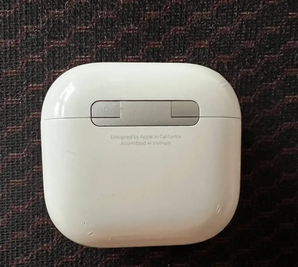Продам зарядный кейс для наушников Apple AirPods 4. Без наушников Almere Poort цена договорная