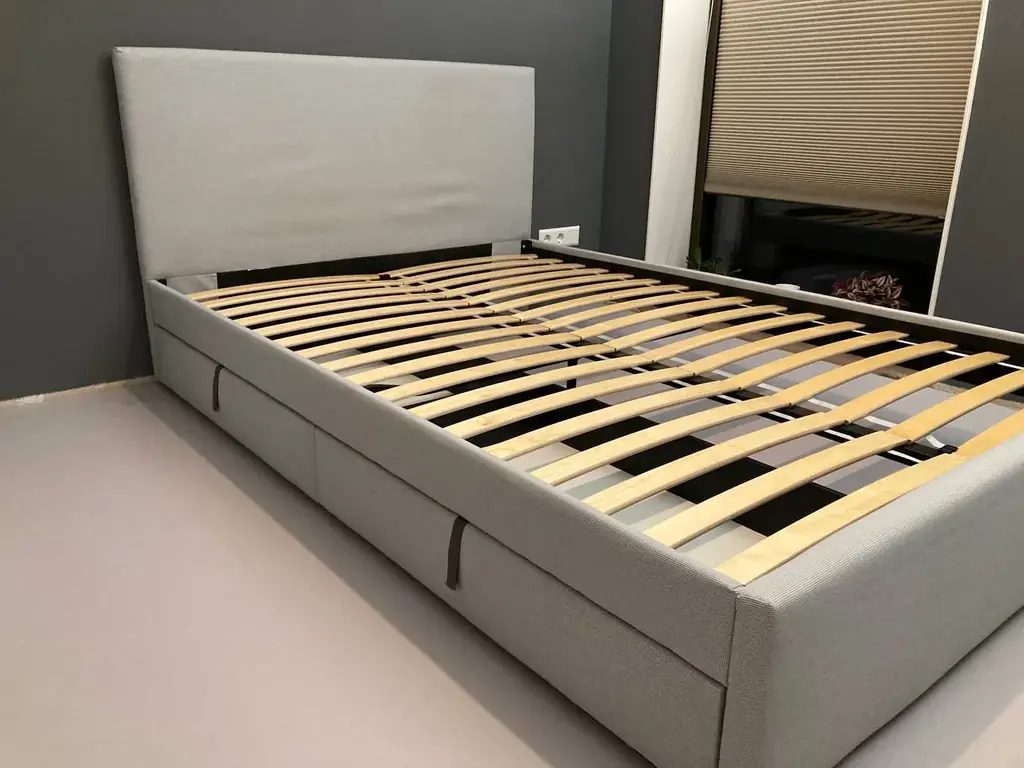 Отдаем бесплатно кровать IKEA GLADSTAD, 140х200 см, в хорошем состоянии, с двумя ящиками.