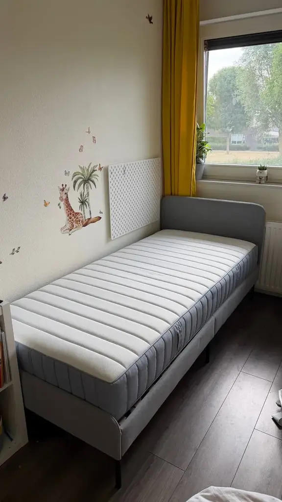 Кровать IKEA SLATTUM + матрас VALEVÅG (90×200).