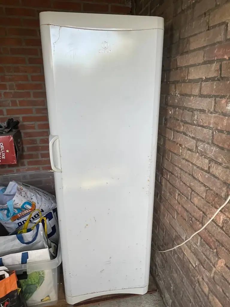 Продам холодильник Indesit. Стоит в холодной пристройке у дома, поэтому есть легкая коррозия. Работ…