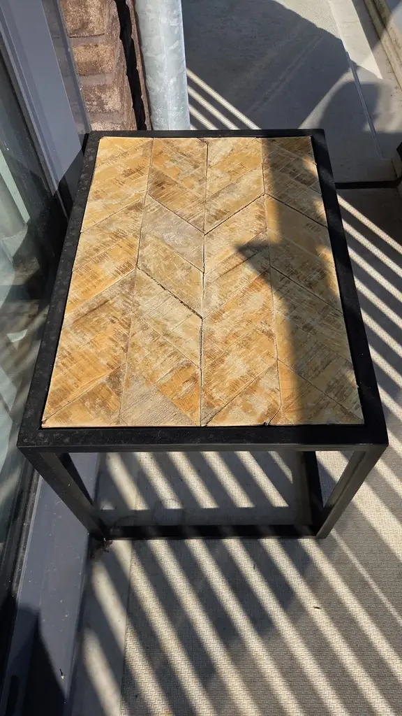 Столик: железный каркас, деревянный верх, 58×40×40