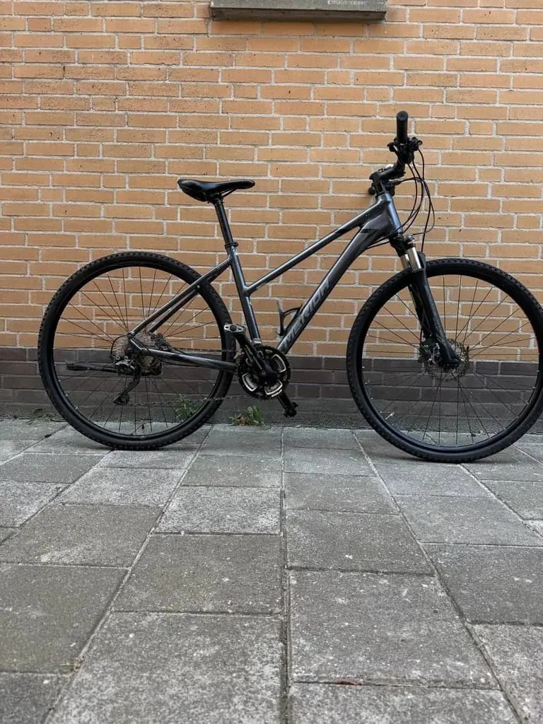 Продам велосипед merida crossway 500 lady, в очень хорошем состоянии, хранится постоянно в гараже,…