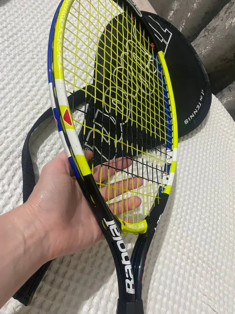 Продам детскую теннисную ракетку Babolat .вся целая ,ручка потертая .состояние нормальное .1000 лир