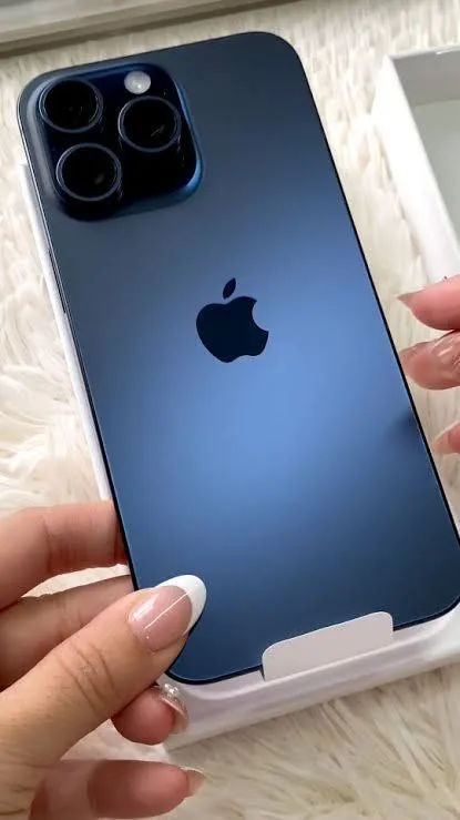 Продаю iPhone 15 pro max 512 gb esim only