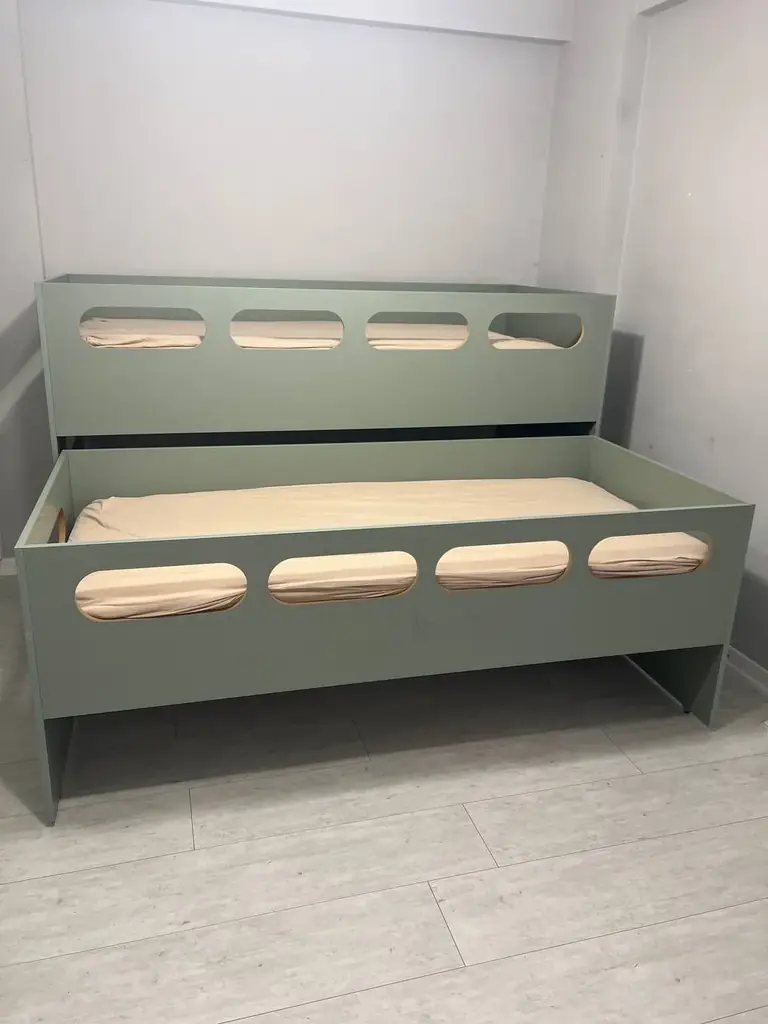 Продам кровать двухярусный, можно и отделить, без матраса. Размер 207*95. За 4000 лир