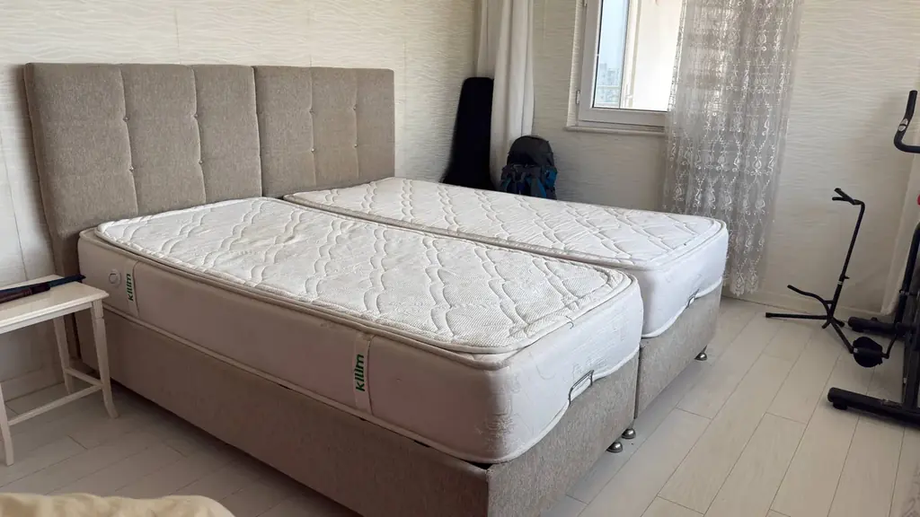 Две односпальные кровати, включая каркасы и изголовья, продаются за 4500 лир. Кровати удобные, без …