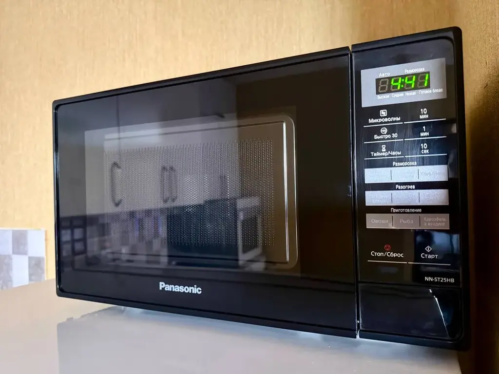 Микроволновая печь Panasonic. Микроволновка в идеальном состоянии, чистая внутри с снаружи, работае…