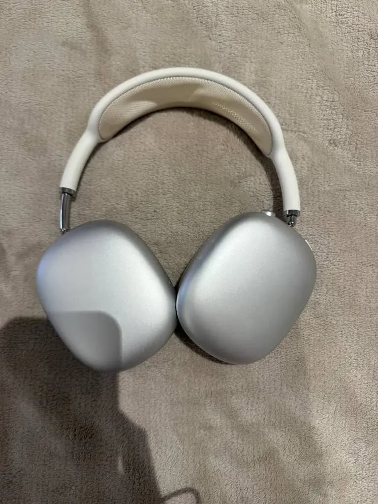 Оригинальные наушники 🎧 AirPods Max первого поколения с Lightning проводом. Цена: 550 лари