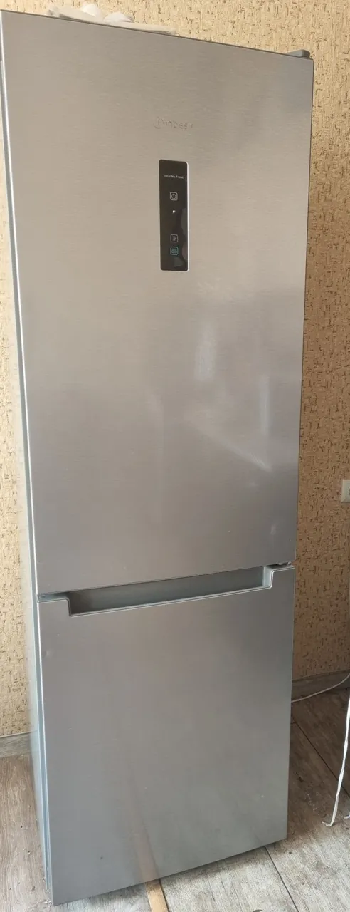 Продаётся практически новый холодильник Indesit