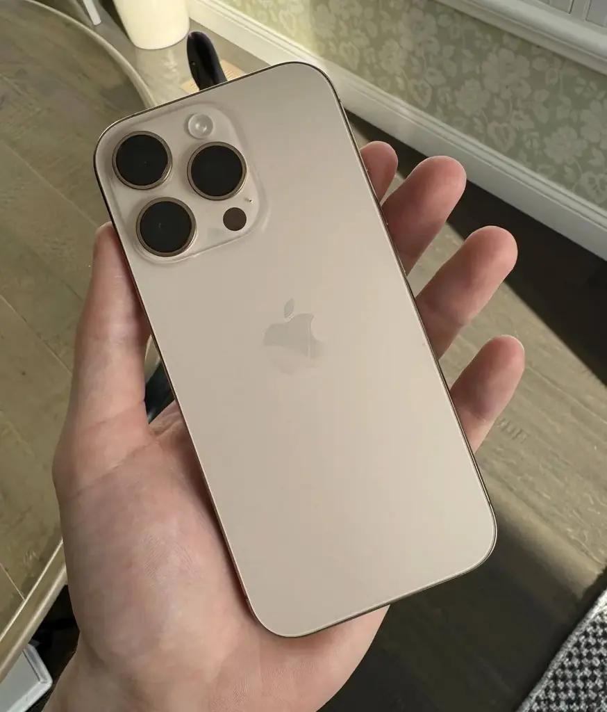 iPhone 16 Pro 512 ГБ, цвет Desert Titanium; поддерживает как физическую SIM-карту, так и eSIM. Сост…
