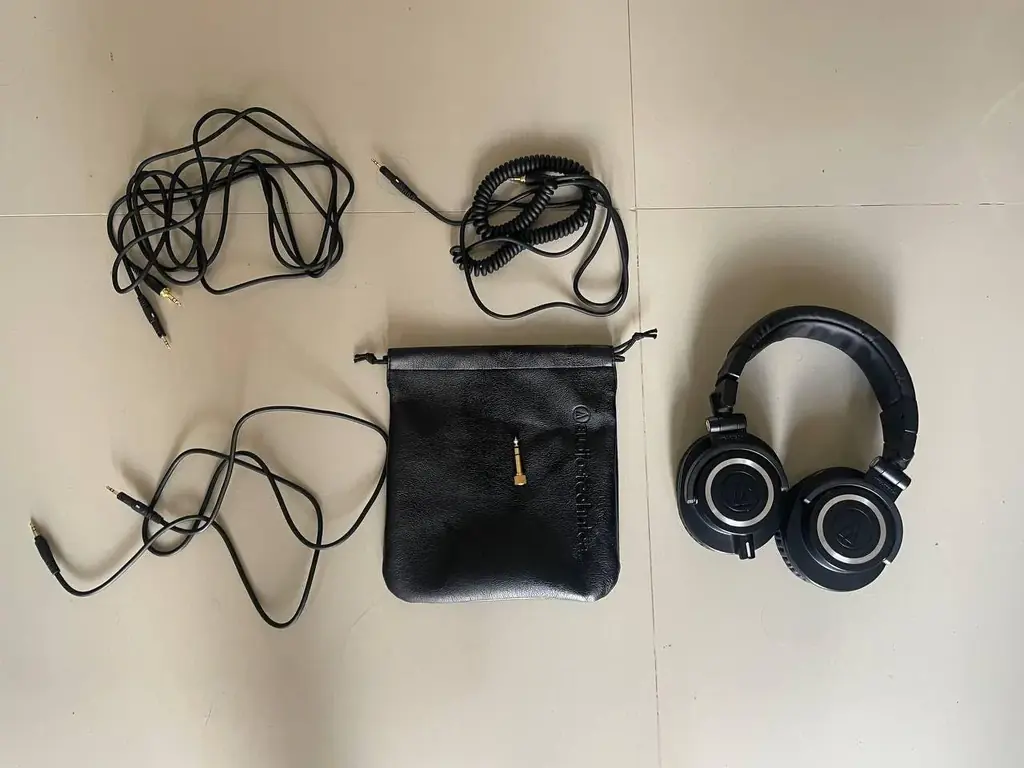 продам наушники audio technica ath m50x, в идеальном состоянии