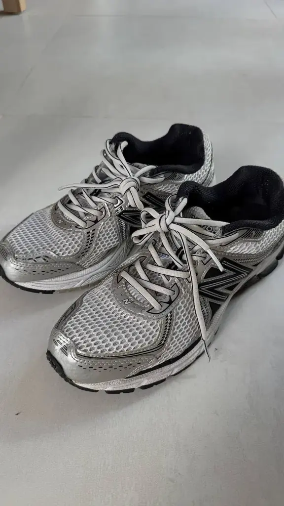 продаю кроссовки New Balance и туфли.