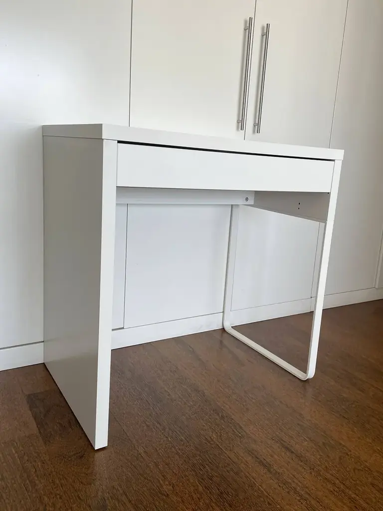 продам письменный стол MICKE IKEA, 73x50 см. состояние ок