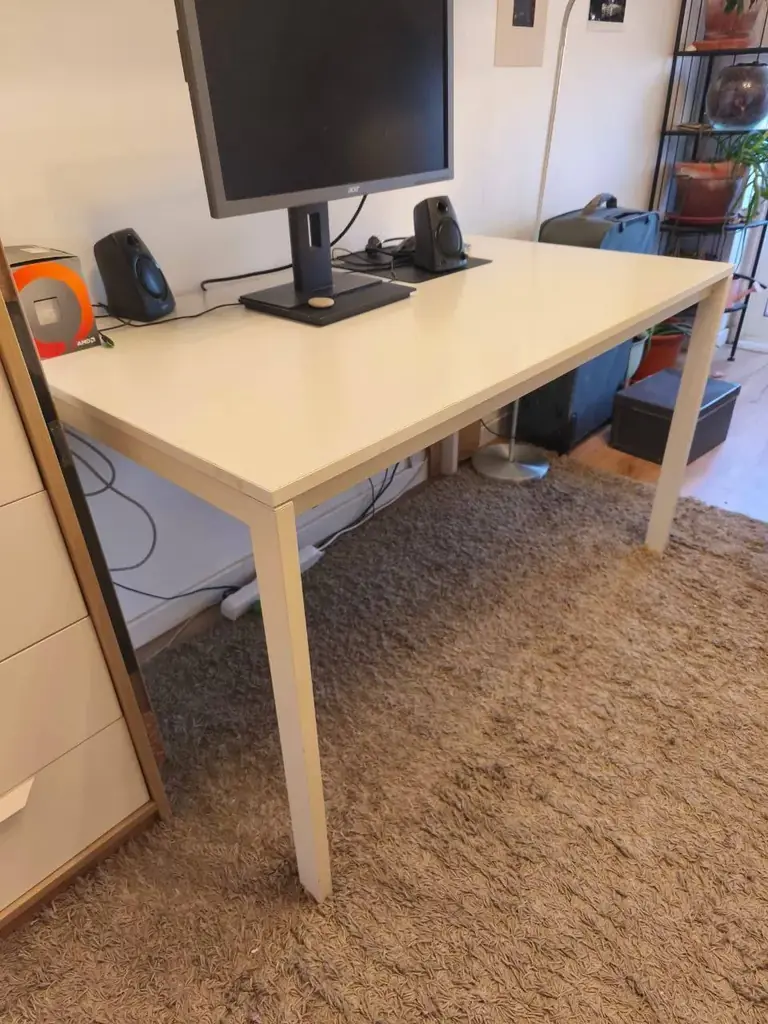 Белый стол IKEA в хорошем состоянии.