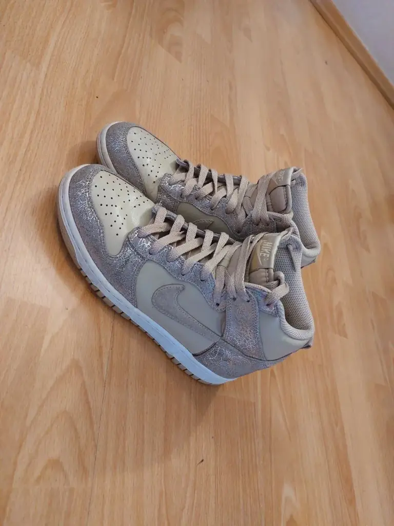 Продаю женские кроссовки Nike.