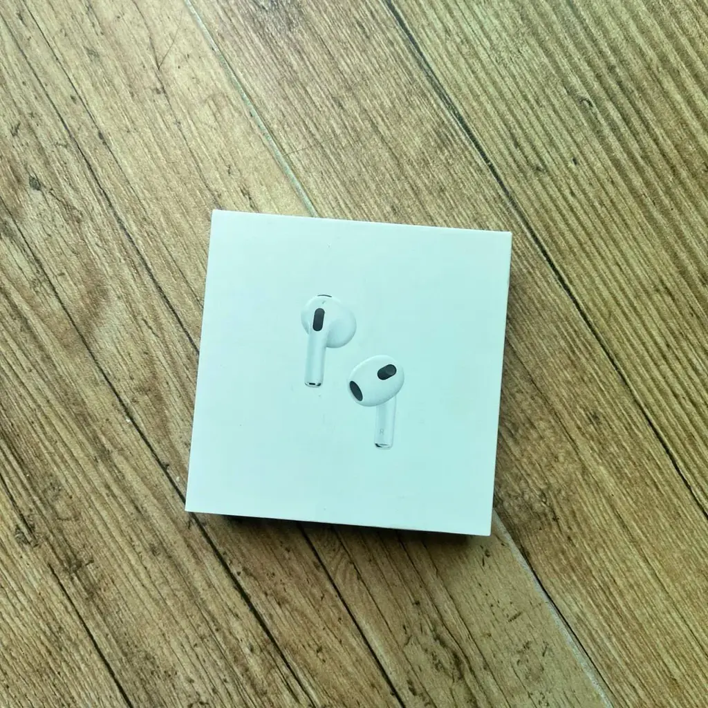 🎧 Продаю AirPods 3 (ANC) — левый наушник играет тише правого. Кейс полностью исправен, заряд держи…