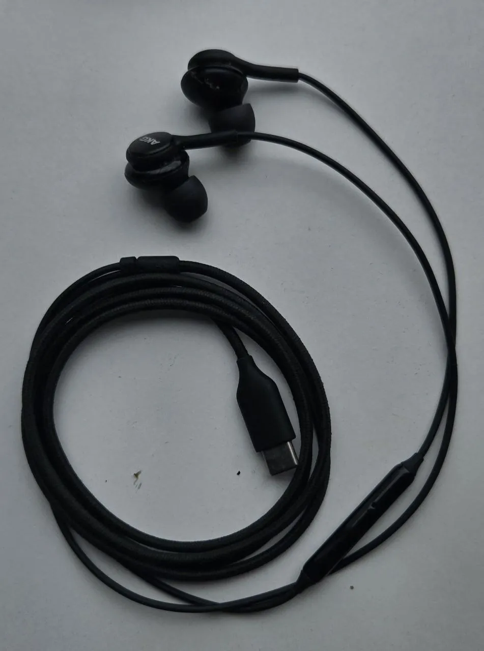 Наушники Samsung Type-C (AKG) 10₾. Оригинал, б/у, есть следы использования.
