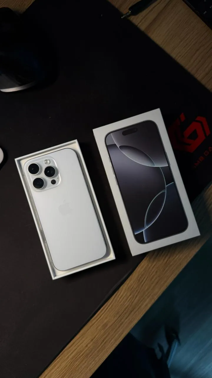 iPhone 16 Pro, 256 ГБ, белого цвета.