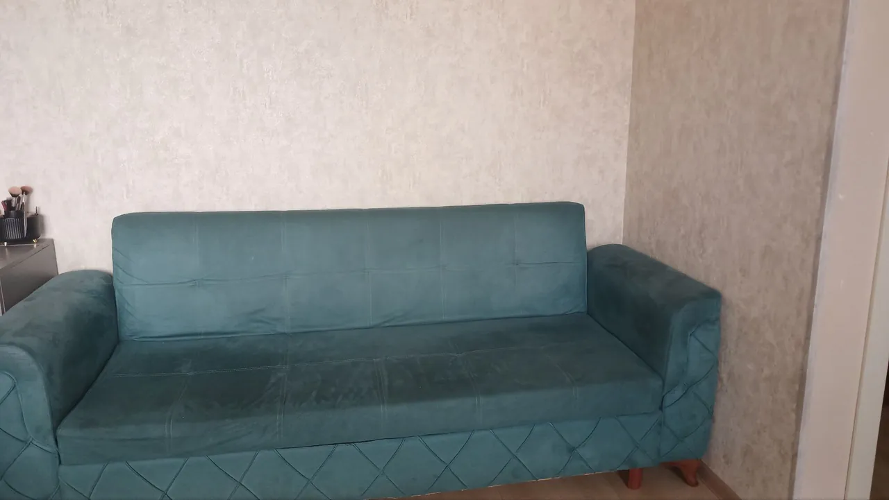Продам диван зелёного (изумрудного цвета)