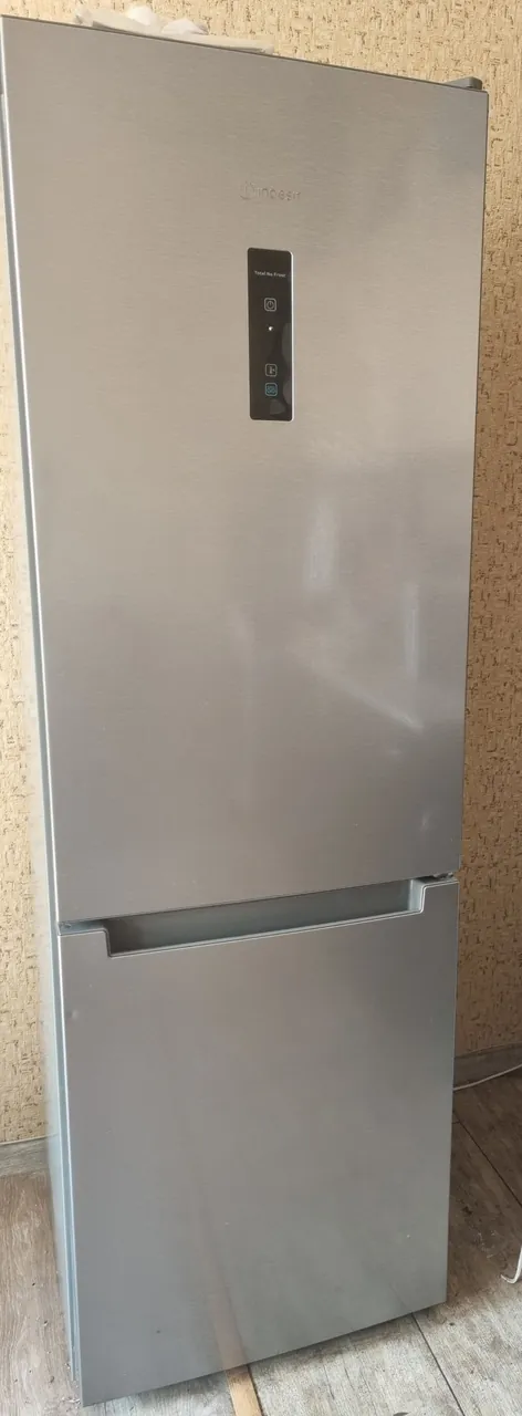 Срочно продаю отличный холодильник Indesit (No Frost) в связи с отъездом. Состояние нового, пользов…