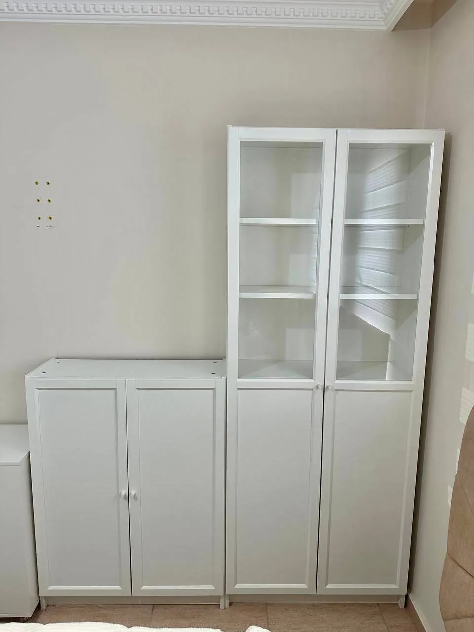 Продам IKEA BILLY / OXBERG — высокий шкаф/стеллаж со стеклянными дверцами, белый